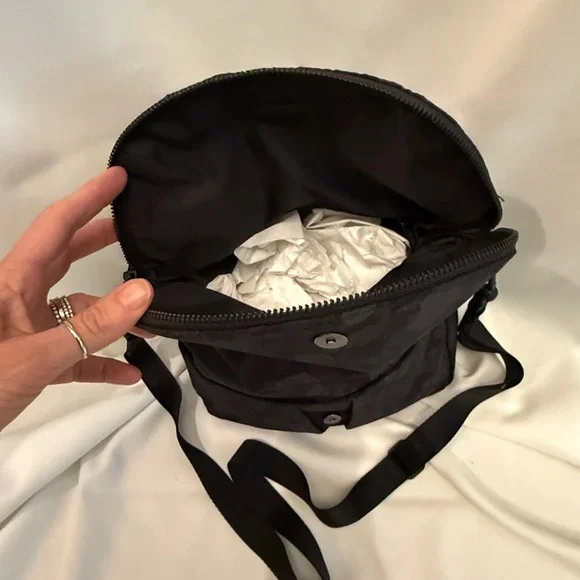 Lululemon All Night Festival Bag Black/grey camo 5L Crossbody Bag - Picture 3 of 6